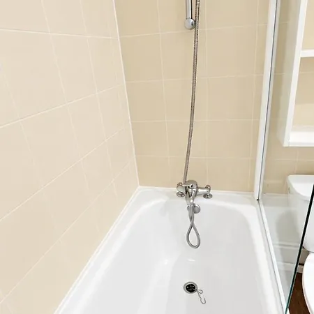 Apartment - Inout - 4 Beds Flat C-e18 *