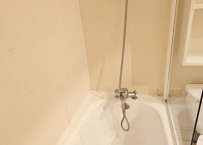 - Inout - 4 Beds Flat C-e18 דירה *